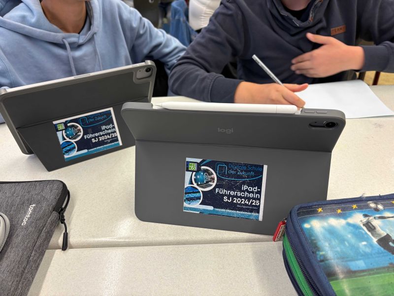 Schüler arbeiten mit Tablets